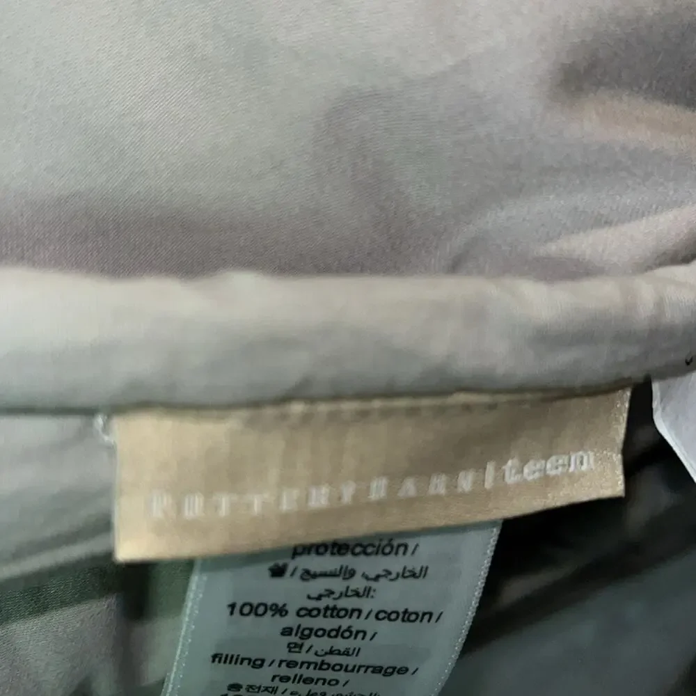 Pottery Barn Ruched Rosette Quilt in Grey Size Twin